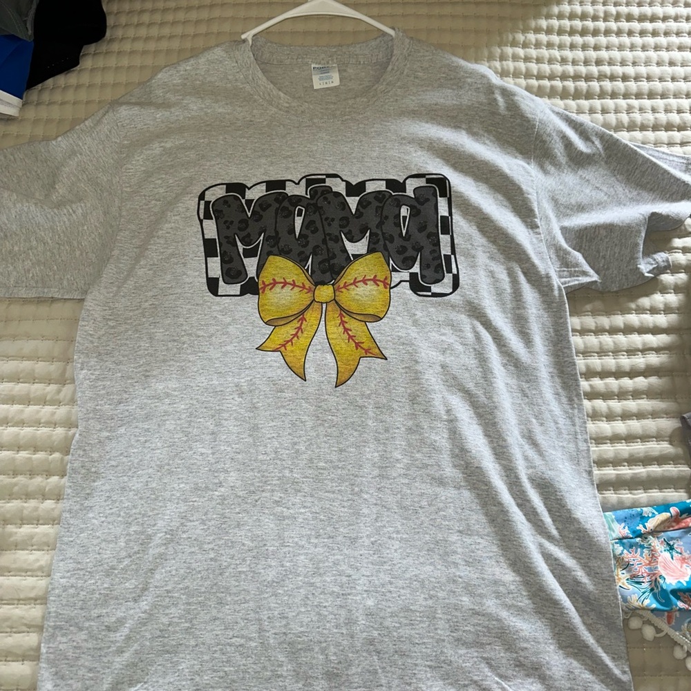 Gildan Gray and Yellow Short Sleeve Tee Casual Comfort